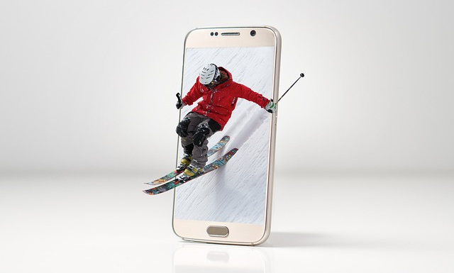 Skieur en plein saut sortant d'un téléphone