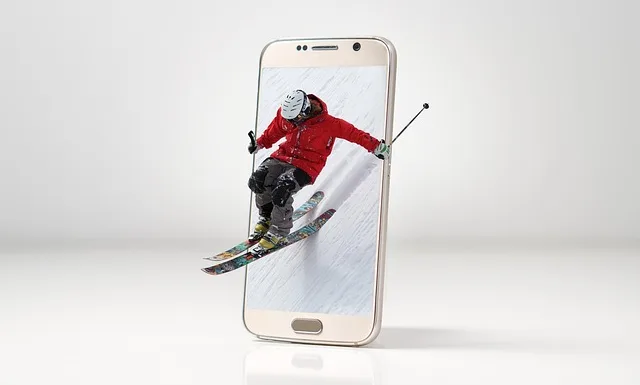 Skieur en plein saut sortant d'un téléphone