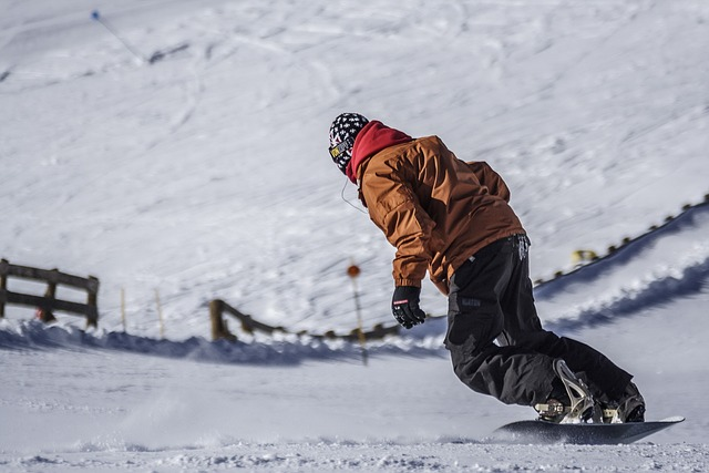Snowboard en virages serré, aiguisage et fartage de planche